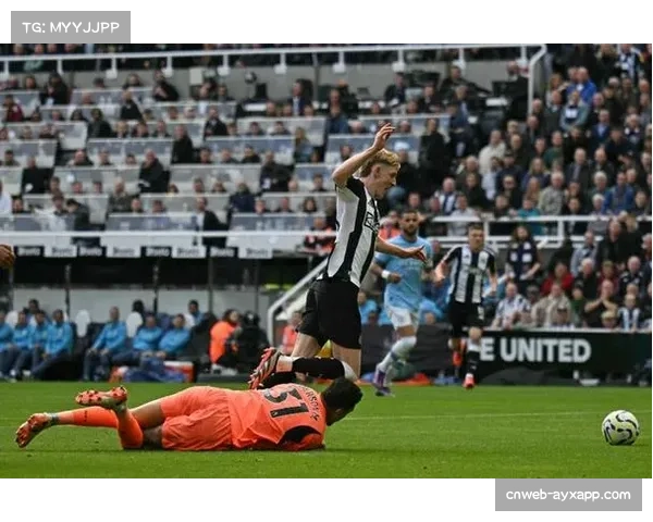 赛前训练图:哈兰德在曼城基地加练左脚凌空抽射